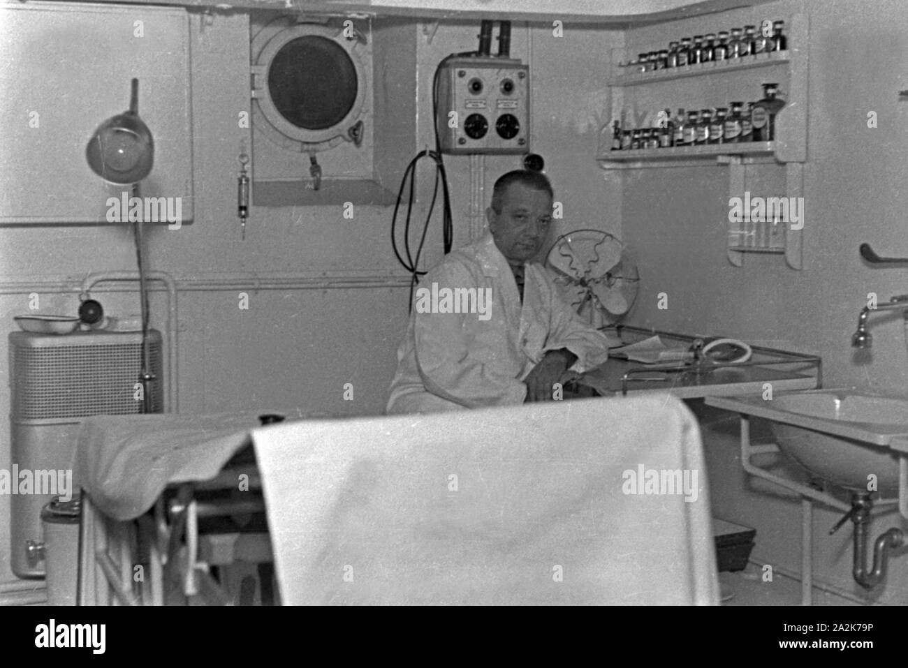 Schiffarzt an Bord des Walfangfabrikschiffs 'Jan Wellem' in seiner Arztpraxis, 1930er Jahre. Ship's doctor of the factory vessel 'Jan Wellem' at his surgery, 1930s. Stock Photo