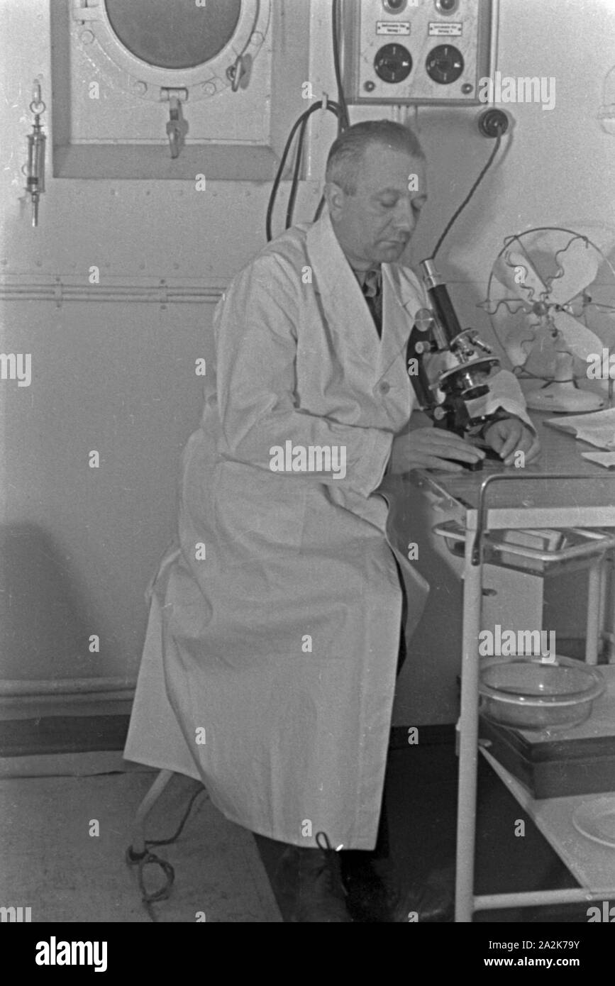 Wissenschaftliche Arbeit im Labor des Walfangfabrikschiffs 'Jan Wellem', 1930er Jahre. Scientific work at the laboratory of the factory vessel 'Jan Wellem', 1930s. Stock Photo