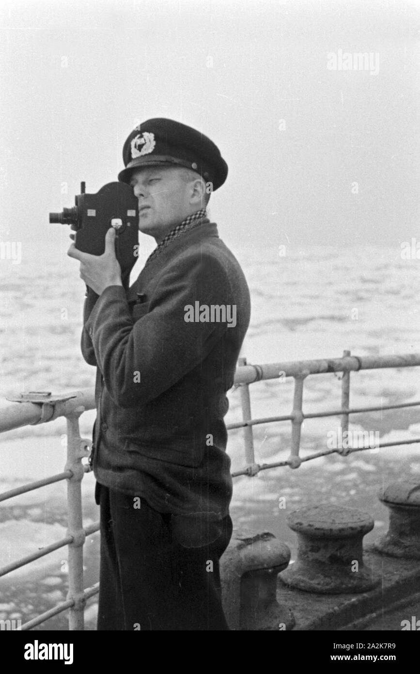 Ein Besatznngsmitglied des Fabrikschiffs 'Jan Wellem' mit seiner Filmkamera, 1930er Jahre. A crew member of the factory vessel, 'Jan Wellem' with his camera, 1930s. Stock Photo