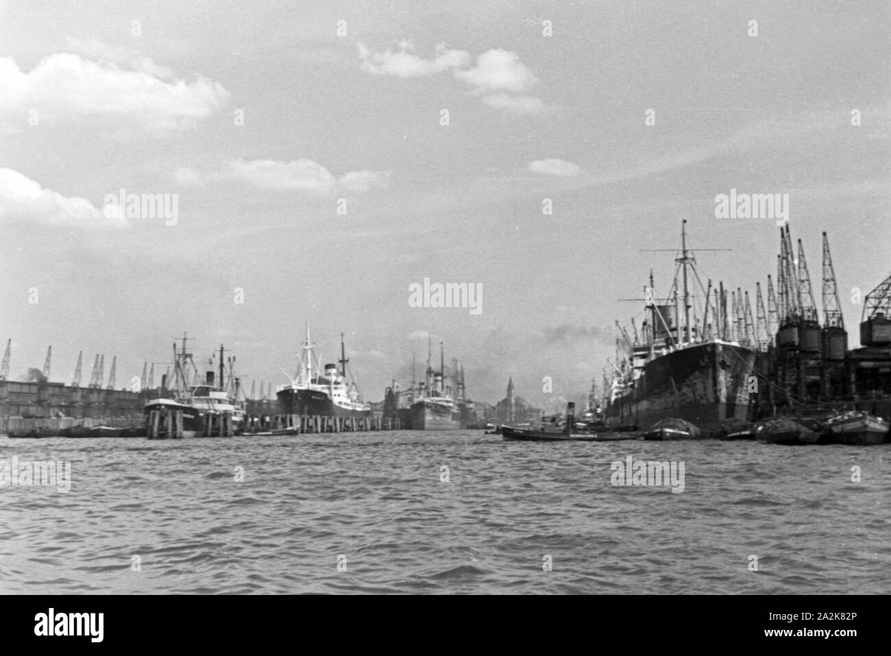 Das Walfangfabrikschiff 'Jan Wellem' der deutschen Walfangflotte läuft in den Hafen von Hamburg ein, 1930er Jahre. Factory vessel 'Jan Wellem' entering Hamburg port, 1930s. Stock Photo
