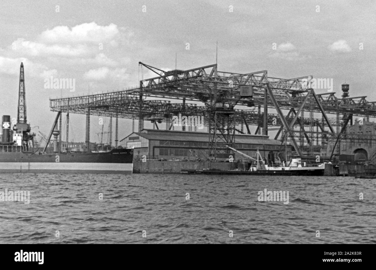Werften im Hafen von Hamburg, Deutschland 1930er Jahre. Wharfs at Hamburg harbor, Germany 1930s. Stock Photo