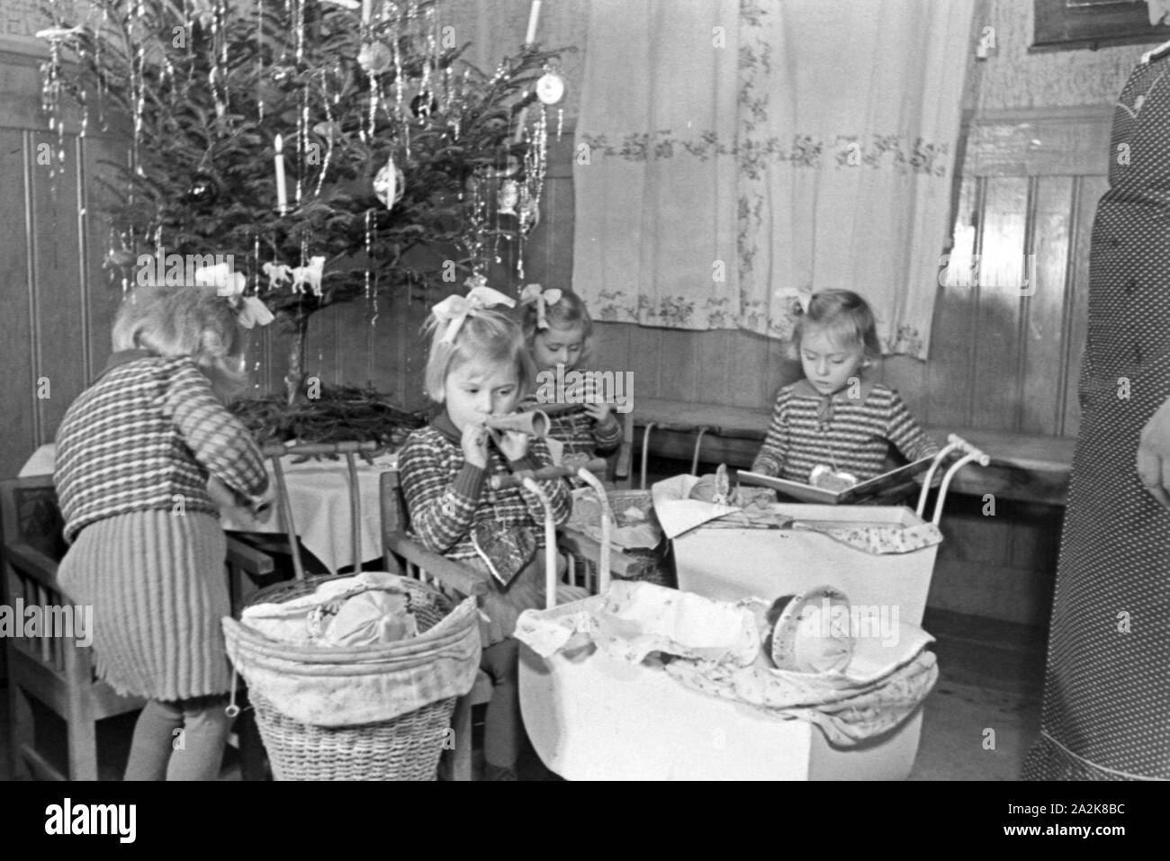 Weihnachten bei einer Familie mit Vierlingen, Deutschland 1930er Jahre. Christmas at a family with quadruplet girls, Germany 1930s. Stock Photo