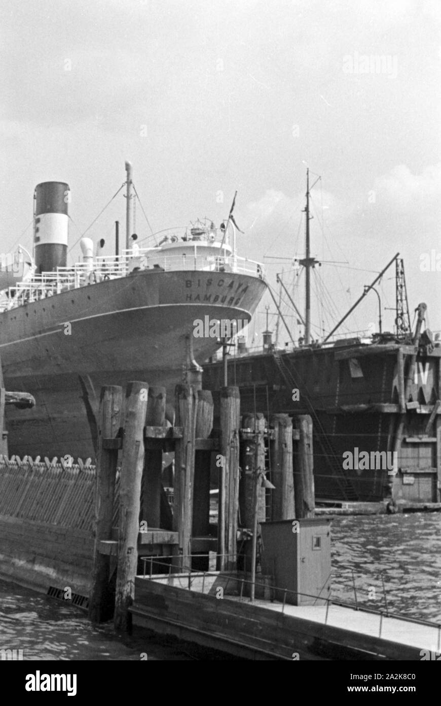 Liegeplatz des Schiffes 'Biscaya' im Hafen von Hamburg, Deutschland 1930er Jahre. The passenger ship 'Biscaya' on roadstep at Hamburg harbor, Germany 1930s. Stock Photo