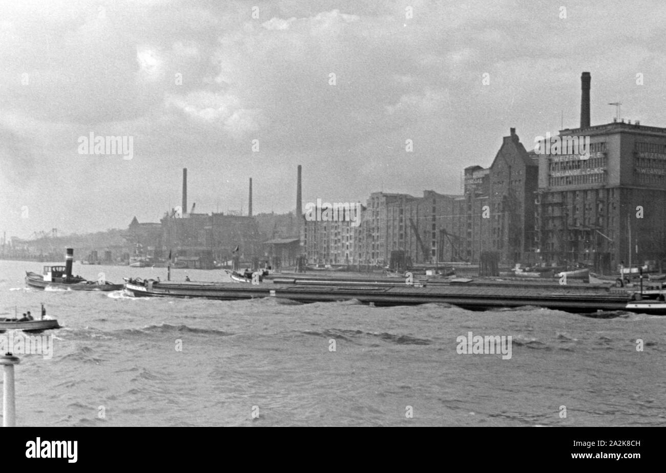 Szene aus dem Hafen in Hamburg, Deutschland 1930er Jahre. Hamburg harbor, Germany 1930s. Stock Photo