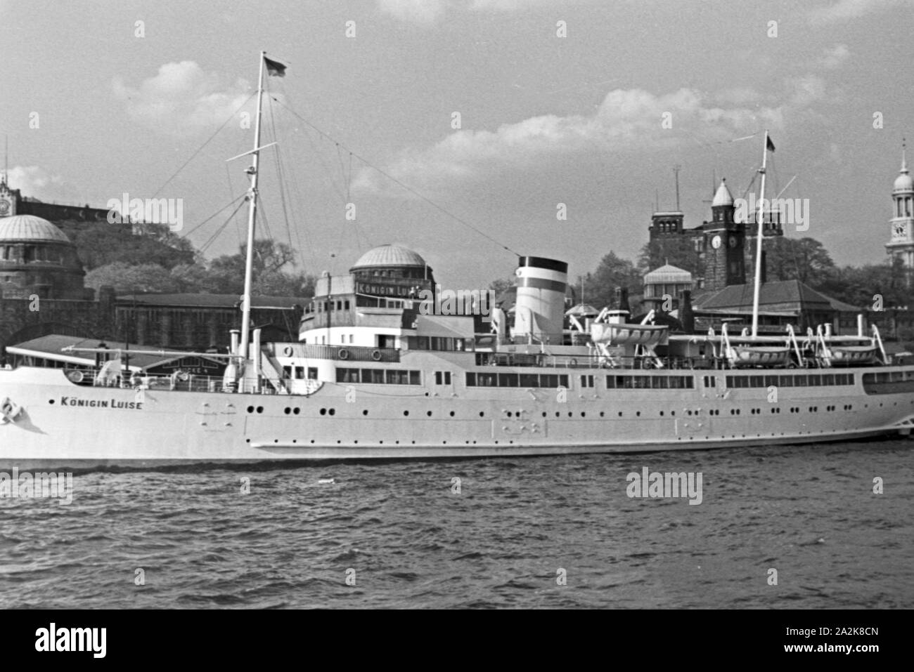 Das Seebäderschiff 'Königin Luise' vor den Landungsbrücken in St. Pauli in Hamburg, Deutschland 1930er Jahre. The steam ship 'Koenigin Luise' in front of Hamburg port jetty, Germany 1930s. Stock Photo