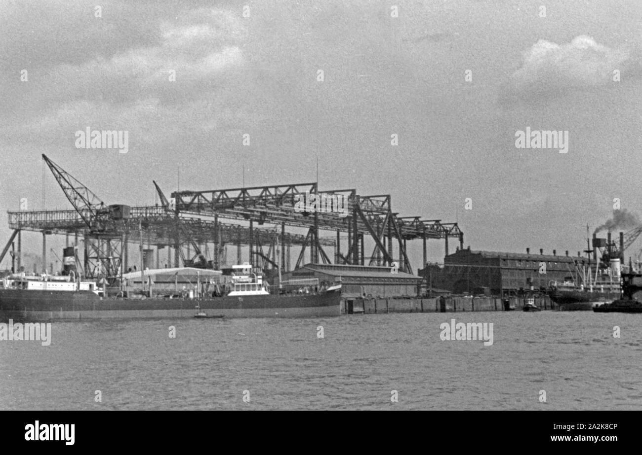 Imposante Werfanlagenim Hafen von Hamburg, Deutschland 1930er Jahre. Monumental wharf buildings at Hamburg harbor, Germany 1930s. Stock Photo