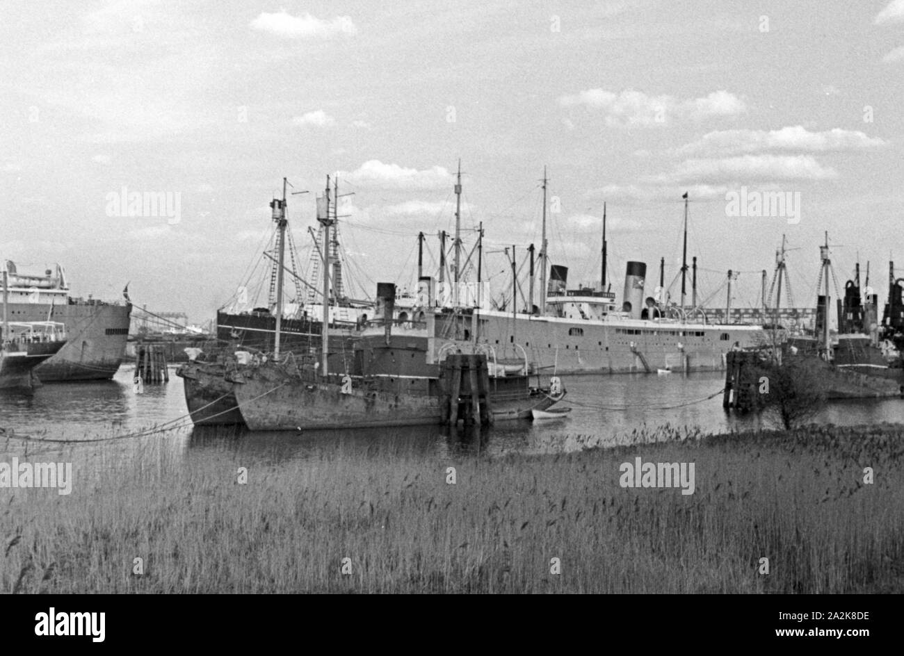 Schiffe liegen im Dock vom Hafen in Hamburg, Deutschland 1930er Jahre. Ships docking at Hamburg harbor, Germany 1930s. Stock Photo