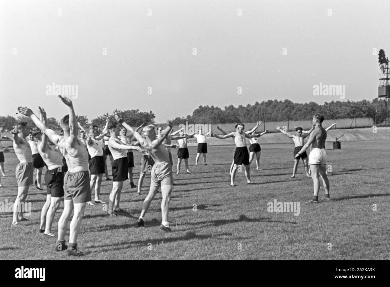 Eine Gruppe junger Männer beim Frühsport, Deutschland 1930er Jahre. A grou of young men doing their early morning exercise, Germany 1930s. Stock Photo