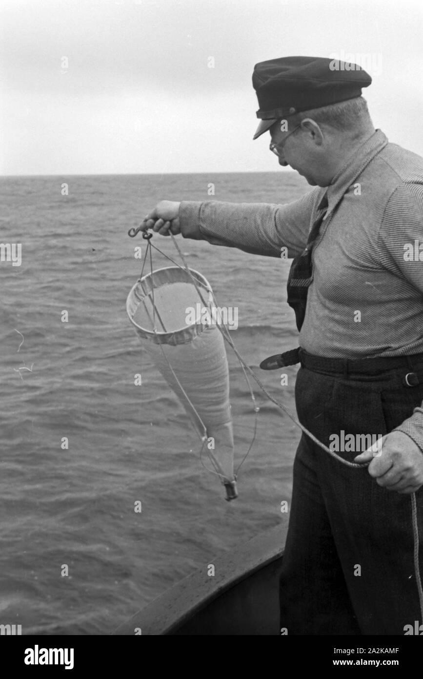 Makrelenfischerei vor der Insel Helgoland in der Nordsee, Deutschland 1940er Jahre. Mackerel fishing near Heligoland at the North Sea, Germany 1940s. Stock Photo