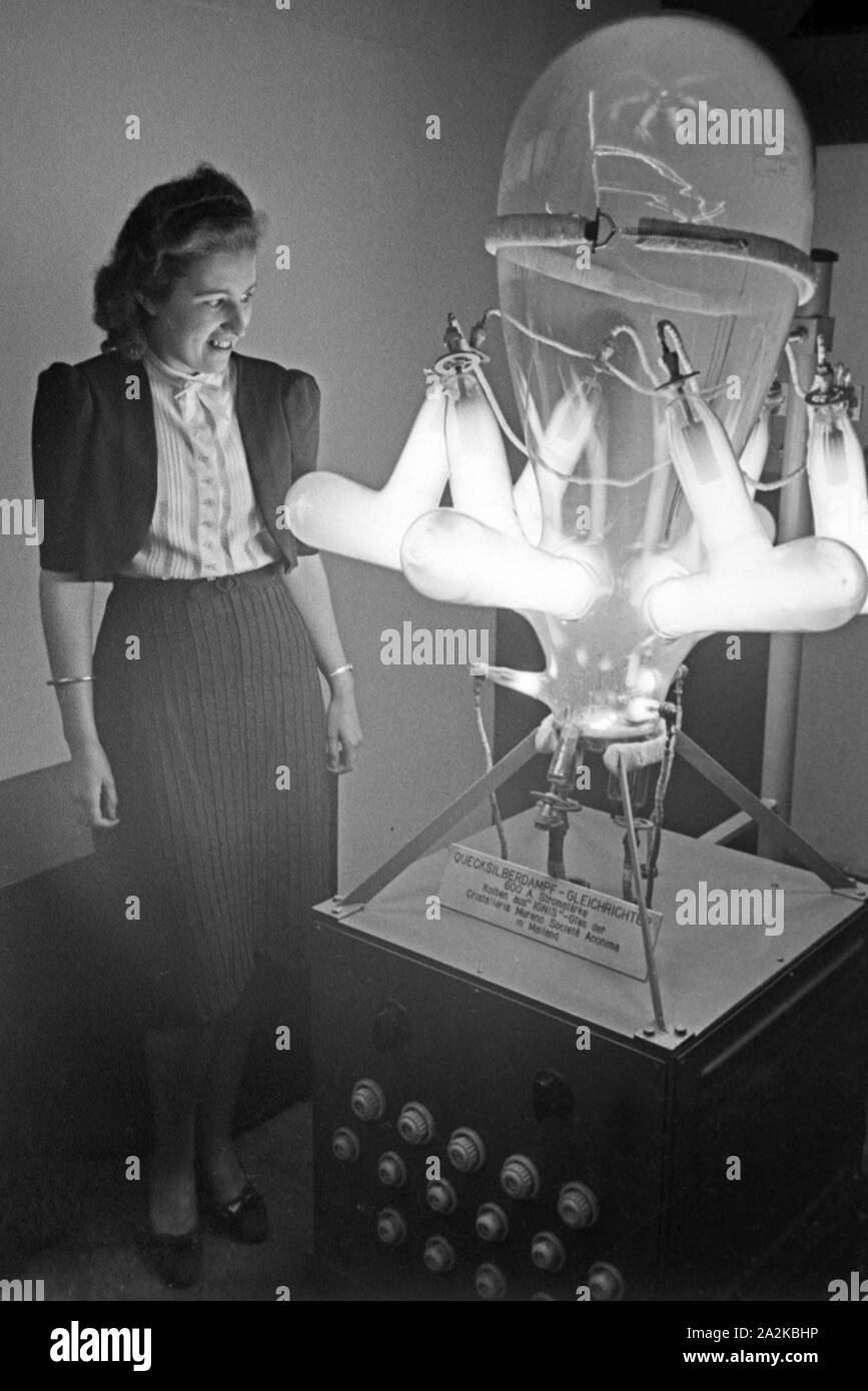 Eine Frau an einem Quecksilberdampf Gleichrichter auf der Messe Leipzig, Deutschland 1940er Jahre. A woman with a mercury vapour detector at Leipzig trade show, Germany 1940s. Stock Photo