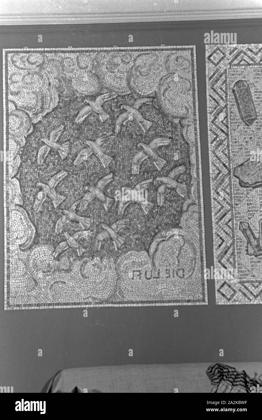 Mosaik "Die Luft" von Charles Crodel vor der Verlegung, Deutschland 1940er  Jahre. Mosaic "Air" by Charles Crodel before laying down, Germany 1940s  Stock Photo - Alamy