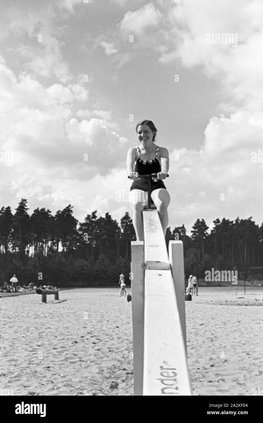 1930s families at the beach hi-res stock photography and images - Alamy