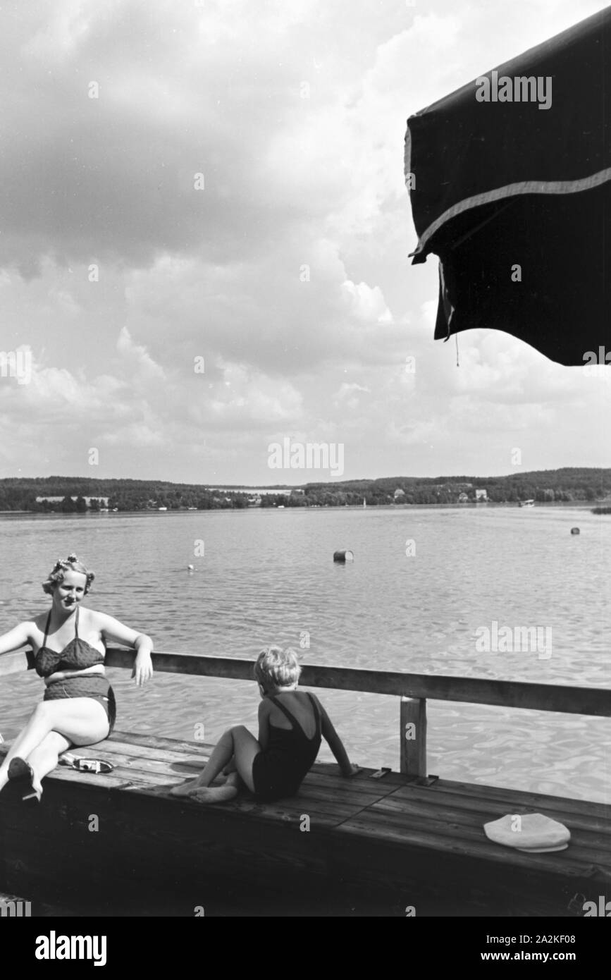 Eine Familie im Sommerurlaub, am Strand, Deutsches Reich 1930er Jahre ...