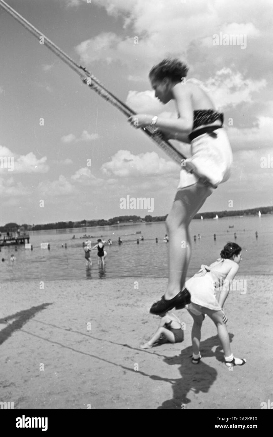 1930s families at the beach hi-res stock photography and images - Alamy