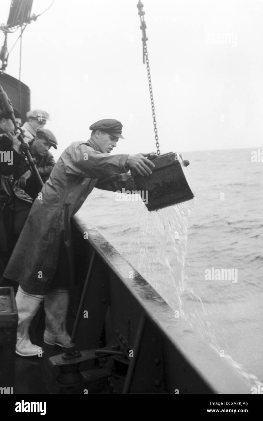 Ein Fischerboot vor der Küste Helgolands, Deutsches Reich 1930er Jahre. A fishing boat off the coast of Heligoland, Germany 1930s. Stock Photo
