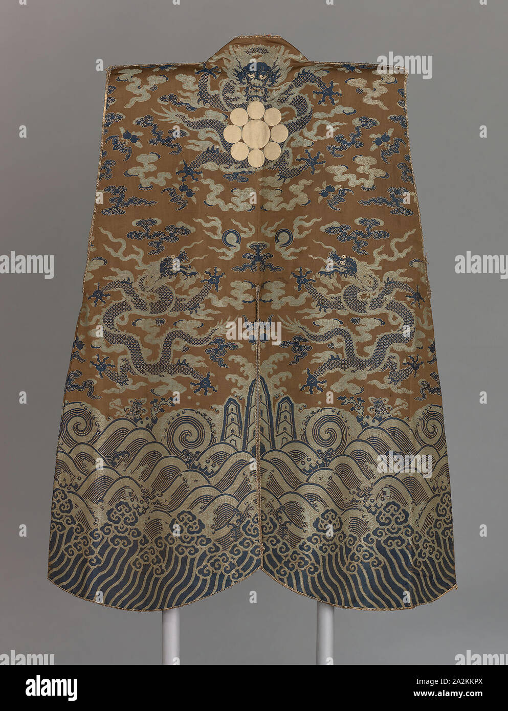 Jinbaori (Surcoat), Edo period (1615–1868), c. 1750, Japan, Silk, warp-float faced 2:1 'Z' twill weave with weft-float faced 1:2 'S' twill interlacings of secondary binding warps and supplementary patterning wefts with painted details, mon: wool, plain weave, fulled, lined with: silk and metal-foil-over-lacquered-paper strips, warp-float-faced 4:1 satin with supplementary brocading wefts bound by main warps in weft-float-faced 1:4 satin interlacings, edged with silk and gilt-silver-over-lacquered-paper strips, 4:1 'Z' twill weave with supplementary patterning warps and wefts, kikkô: silk and Stock Photo