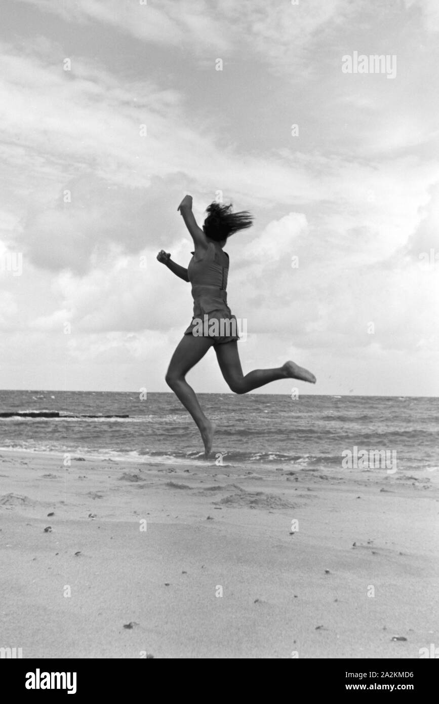 Die berühmte Tänzerin Gret Palucca während Ihrem Sommerurlaub auf Sylt, Deutsches Reich 1930er Jahre. The popular dancer Gret Palucca on vacation on Sylt, Germany 1930s. Stock Photo