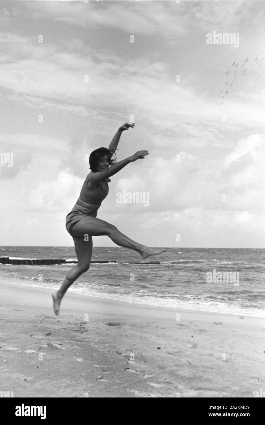 Deutsches Girl beim Solo am Strand