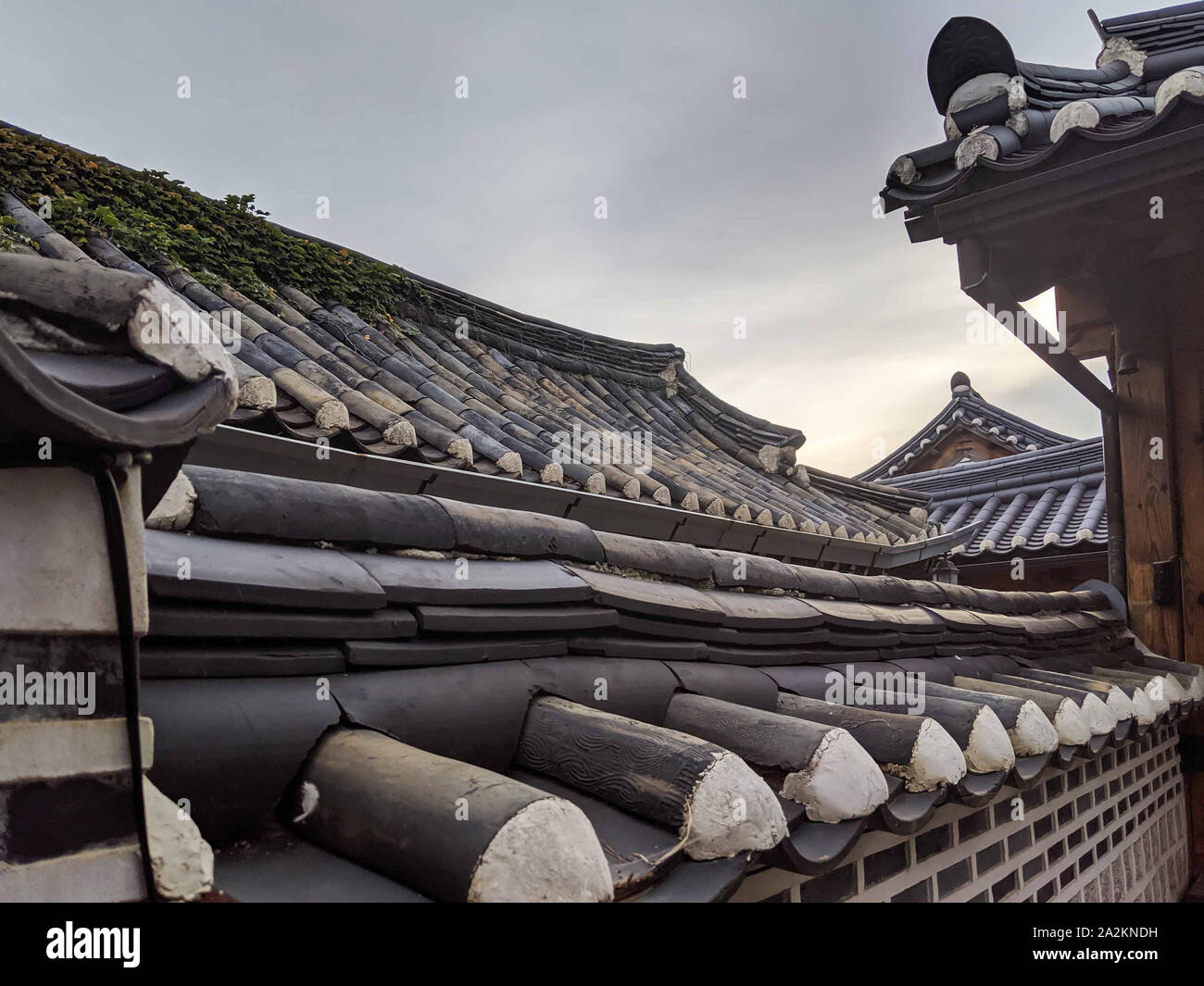 https://c8.alamy.com/comp/2A2KNDH/traditional-korean-decor-roof-of-village-house-in-palace-seoul-south-korea-2A2KNDH.jpg