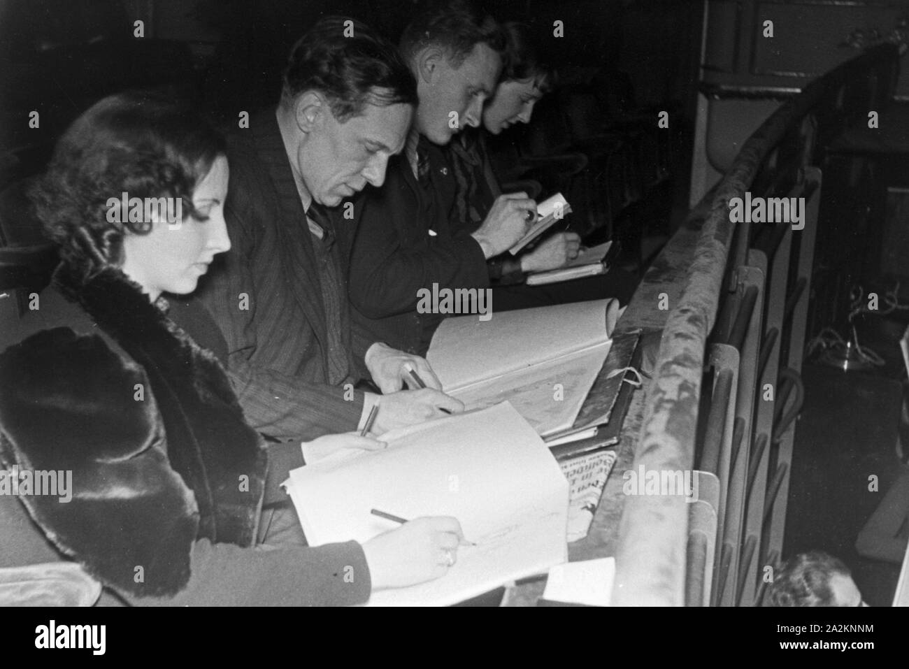 Generalprobe zur Oper 'Rembrandt van Rijn' des dänischen Komponisten Paul von Klenau an der Staatsoper Berlin, Deutschland 1930er Jahre. Dress rehearsal for opera 'Rembrandt van Rijn' of Danish composer Paul von Klenau at Deutsche Staatsoper Berlin, Germany 1930s. Stock Photo