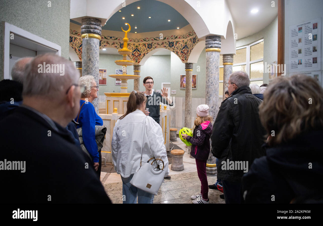 Mannheim, Germany. 03rd Oct, 2019. Mikail Kibar, Deputy Chairman of the Turkish-Islamic Community of Mannheim e.V. (front), explains the washroom of the Yavuz Sultan Selim Mosque to visitors on Open Mosque Day. Around 1300 mosques in Germany open their doors to interested guests. Credit: Tom Weller/dpa/Alamy Live News Stock Photo