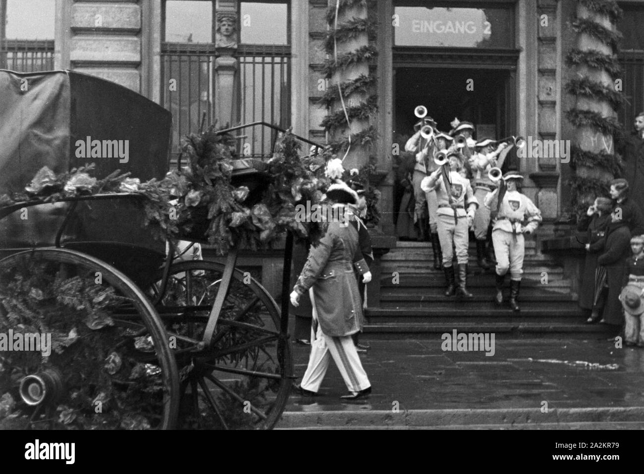 Mitten im Karneval der Session 1937 in Düsseldorf unter dem Motto 'Lachendes Volk', Deutschland 1930er Jahre. Amidst the carnival at Duesseldorf with the slogan 'Lachendes Volk', Germany 1930s. Stock Photo