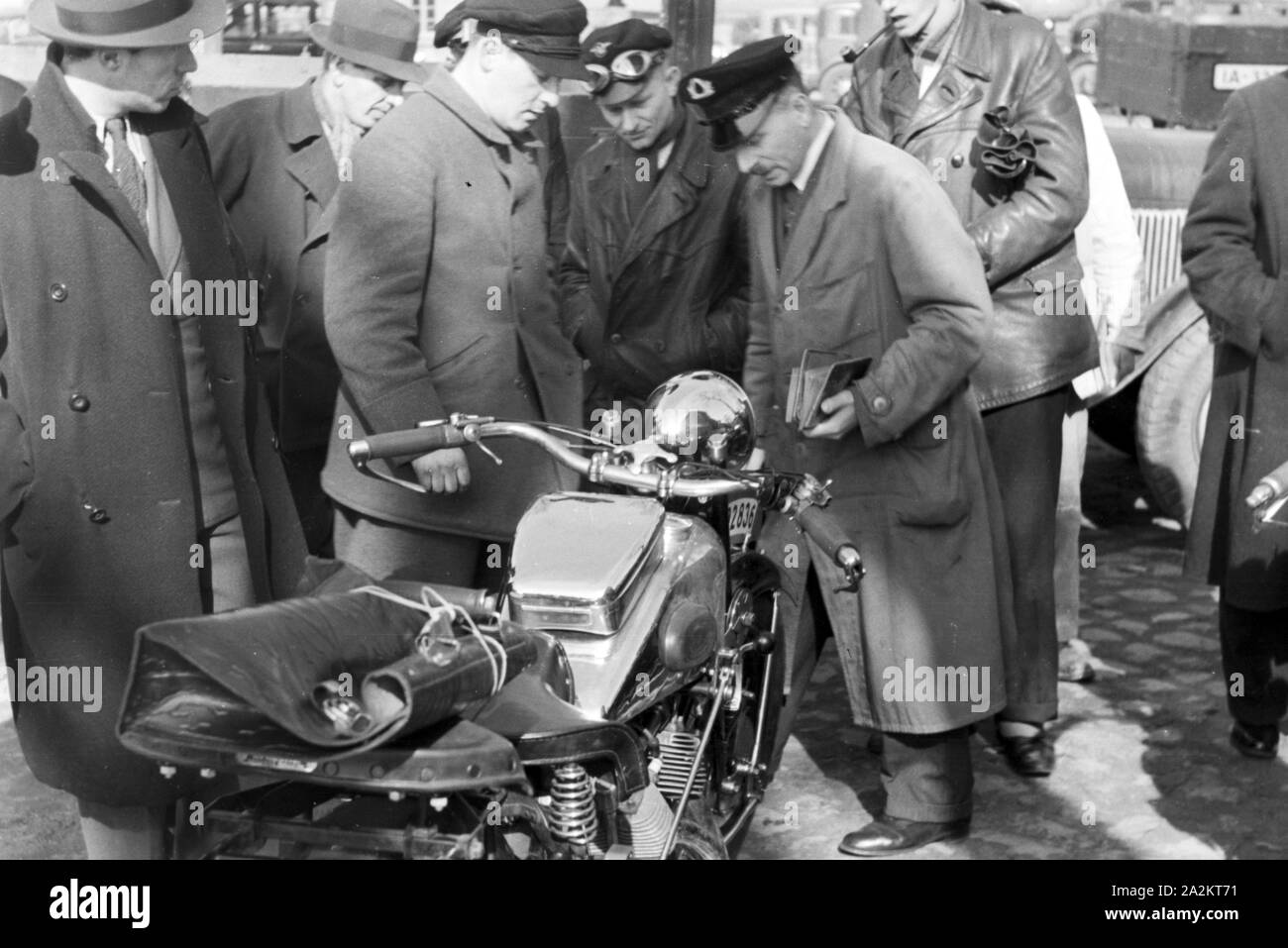 Mit dem neuen Auto zum Kraftverkehrsamt, Deutschland 1930er Jahre. With the new car to the register, Germany 1930s. Stock Photo