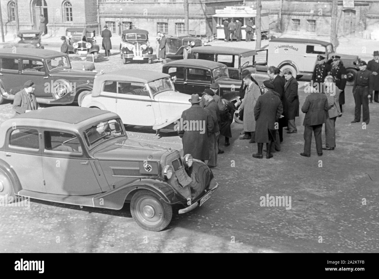 Mit dem neuen Auto zum Kraftverkehrsamt, Deutschland 1930er Jahre. With the new car to the register, Germany 1930s. Stock Photo