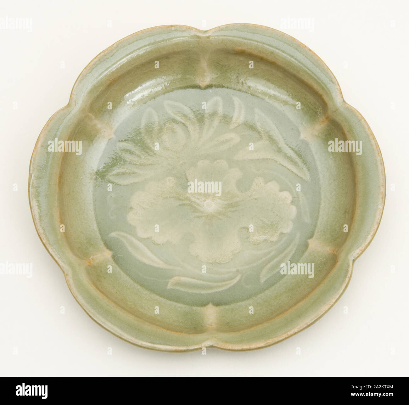 Dish with Petal-Lobed Rim, Lotus, and Waterweeds, Northern Song dynasty (960–1127), 11th/12th century, China, Yaozhou ware, stoneware with underglaze molded decoration, H. 2.8 cm (1 1/8 in.), diam. 10.9 cm (4 5/16 in Stock Photo