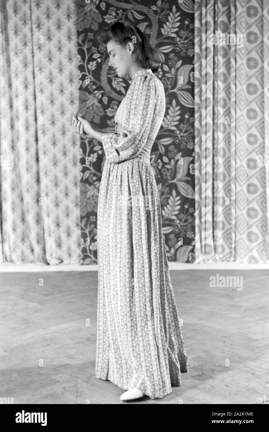 Ein Mannequin probiert ein Kleid der Textil-Modeschule, Deutsches Reich  1930er Jahre. A model trying a dress by a school of fashion, Germany 1930s  Stock Photo - Alamy