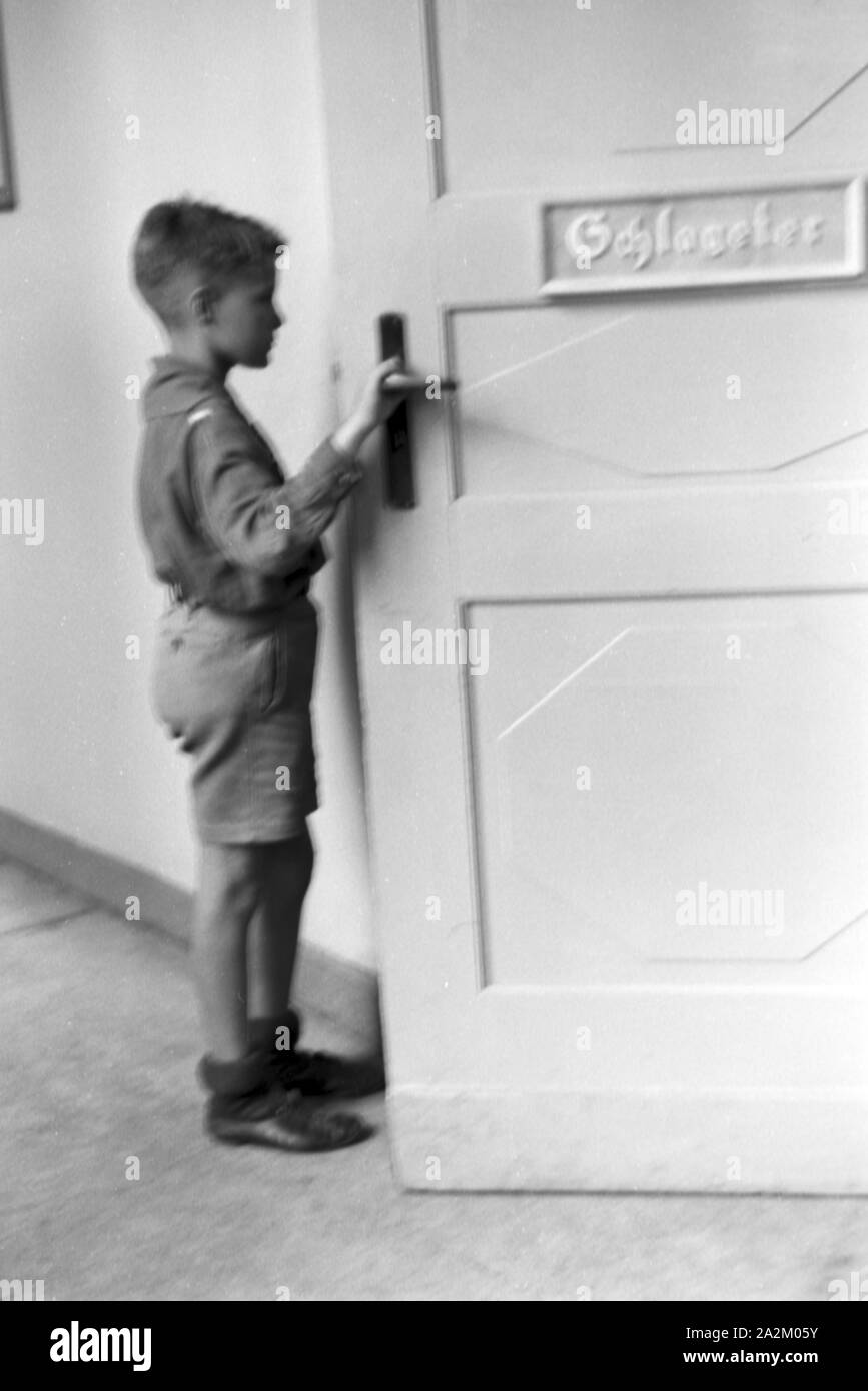 Ein Junge in Naziuniform, Deutsches Reich 1930er Jahre. A boy waring the Nazi uniform, Germany 1930s. Stock Photo