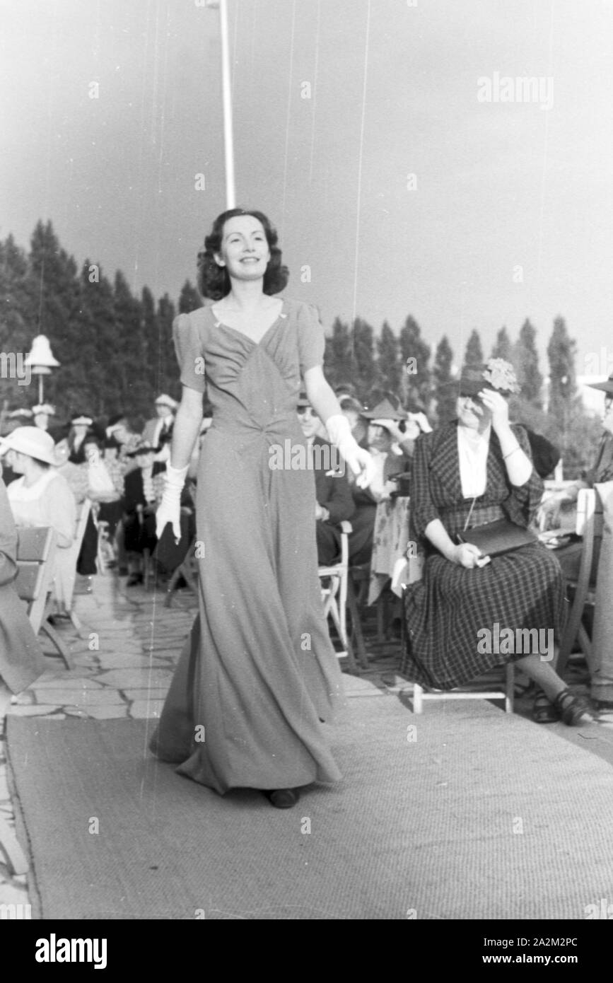 Ein Besuch der Wiener Modenschau; Deutsches Reich 1930er Jahre. Visiting the fashion show of