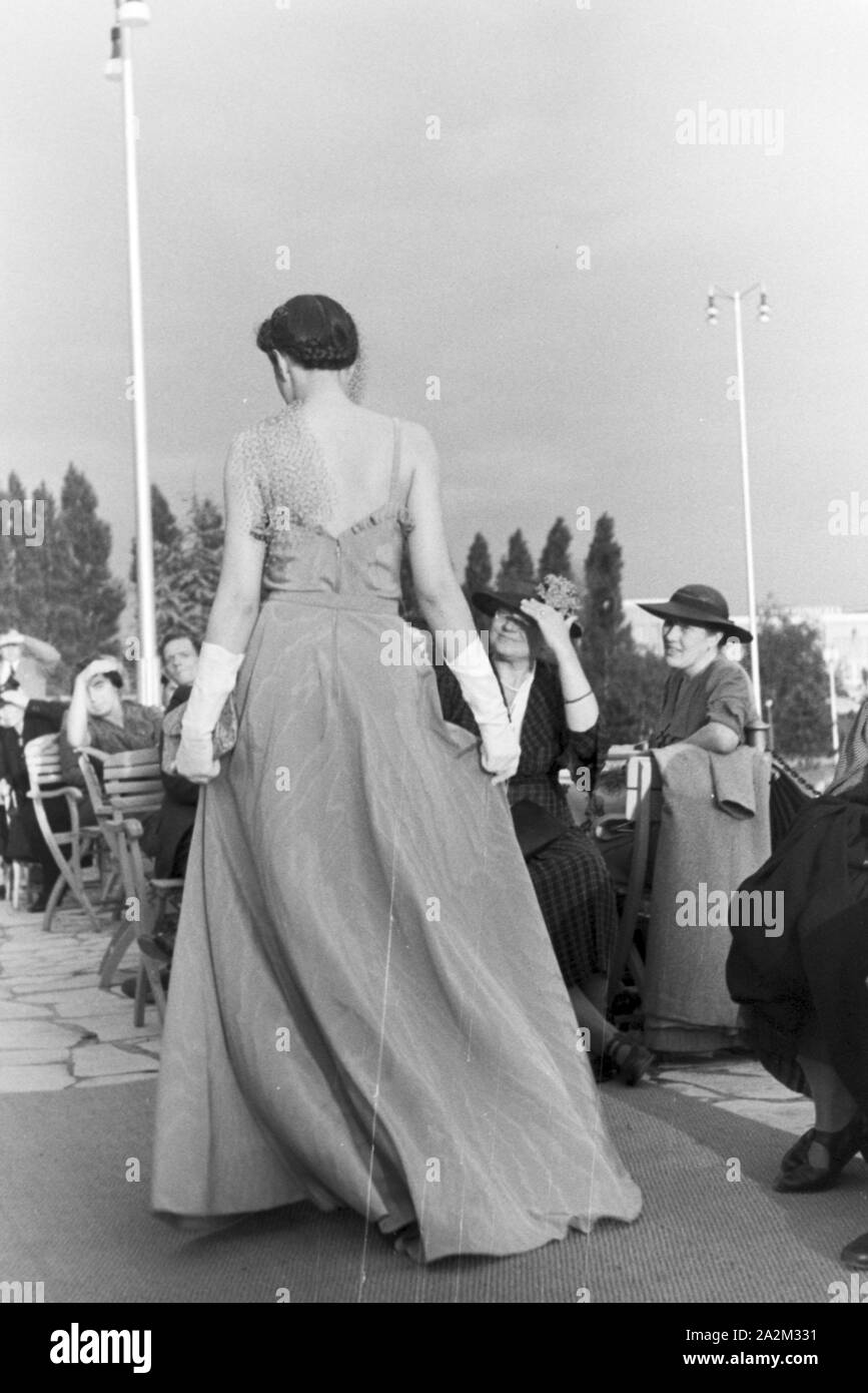 Ein Besuch der Wiener Modenschau; Deutsches Reich 1930er Jahre. Visiting the fashion show of