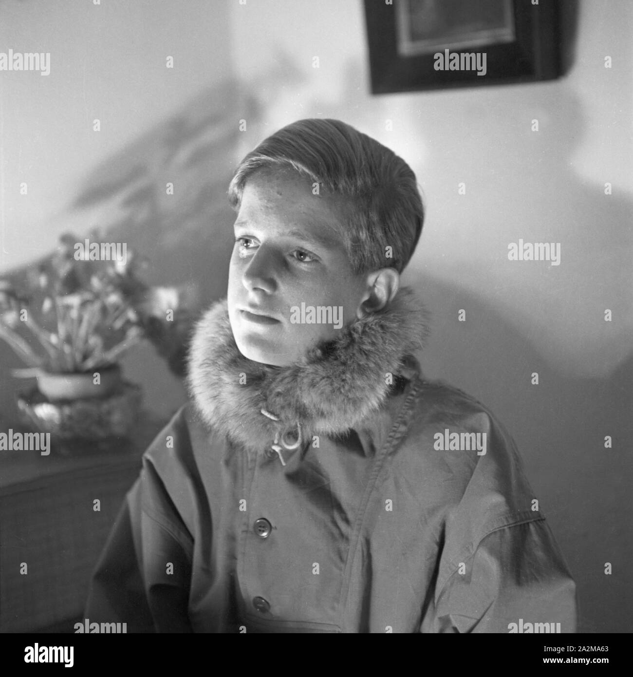 Porträt eines Jungen in Winterjacke mit Fellkragen, Deutschland 1940.  Portait of a boy in a winter jacket with fur collar, Germany 1940 Stock  Photo - Alamy