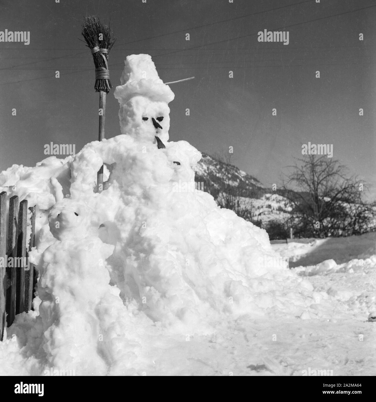 Schneemann in der Wintersonne, Deutschland 1930er Jahre. Snowman in the winter sun, Germany 1930s. Stock Photo