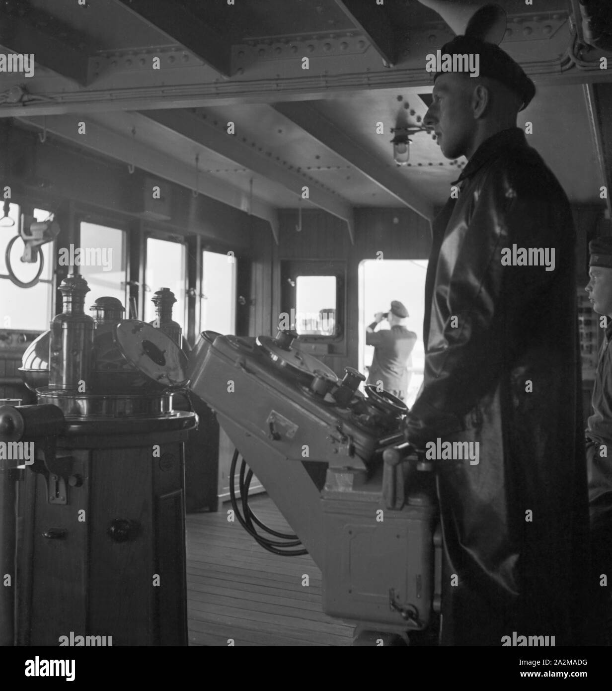 Original-Bildunterschrift: Lazarettschiff 'Wilhelm Gustloff' - Ein Bild von der Brücke: er führt ein Schiff mit vielen verwundeten Kameraden aus Norwegen in die Heimat, Deutschland 1940. Hospital ship 'Wilhelm Gustloff' - a photograph from the bridge: he's heading homeward bound with lots of wounded comrades from Norway, Germany 1940. Stock Photo