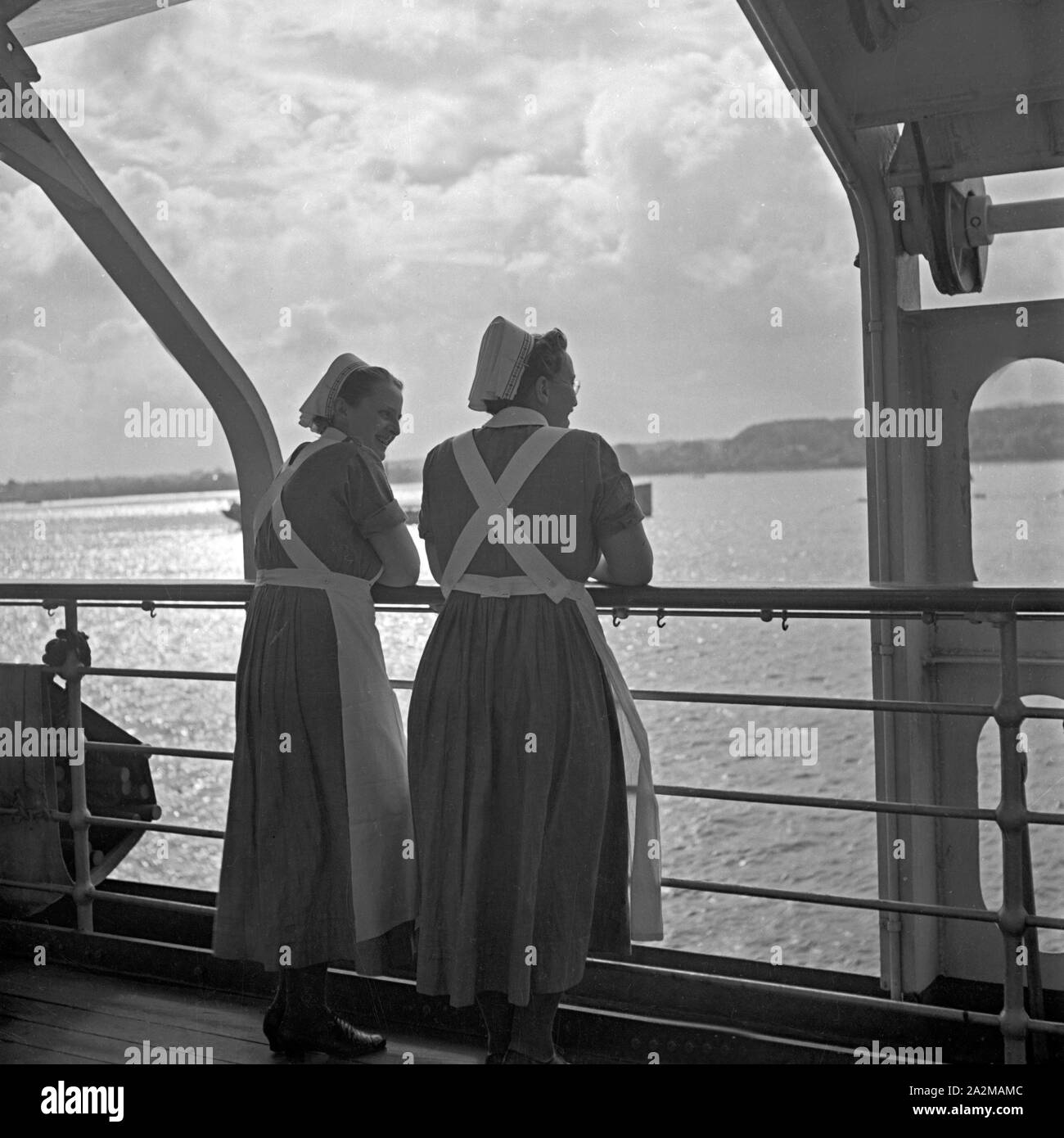 Original-Bildunterschrift: Lazarettschiff 'Wilhelm Gustloff' - Zwei Schwestern verbringen die wenige dienstfreie Zeit an der frischen Luft an Deck. Hospital ship 'Wilhelm Gustloff' - two nurses spend their precious little free time catching fresh air on deck. Stock Photo