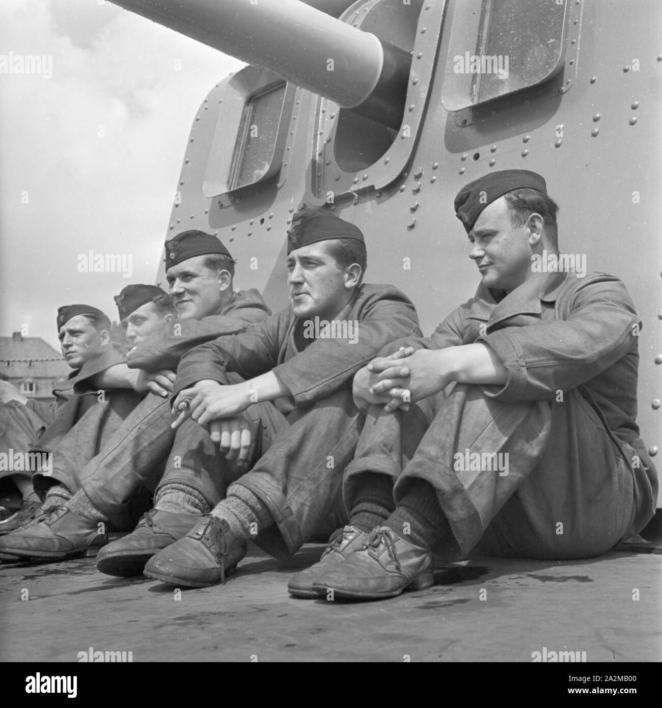 Original-Bildunterschrift: Freizeit des Matrosen: Matrosen sonnen sich und genießen die Seeluft an Deck an Bord eines Torpedoboots, Deutschland 1940er Jahre. Sailor's leisure: tanning on deck of a torpedo boat, Germany 1940s. Stock Photo