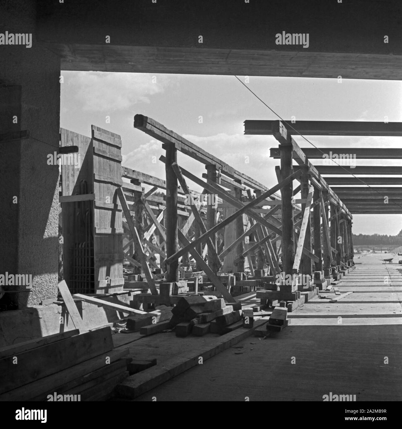 Original-Bildunterschrift: Reichsautobahnzubringer Berlin - Brückenverschalung an einer Überführung bei Wannsee, Deutschland 1940. Motor feeder at Reichsautobahn highway - boarding at a bridge near Wannsee, Germany 1940. Stock Photo