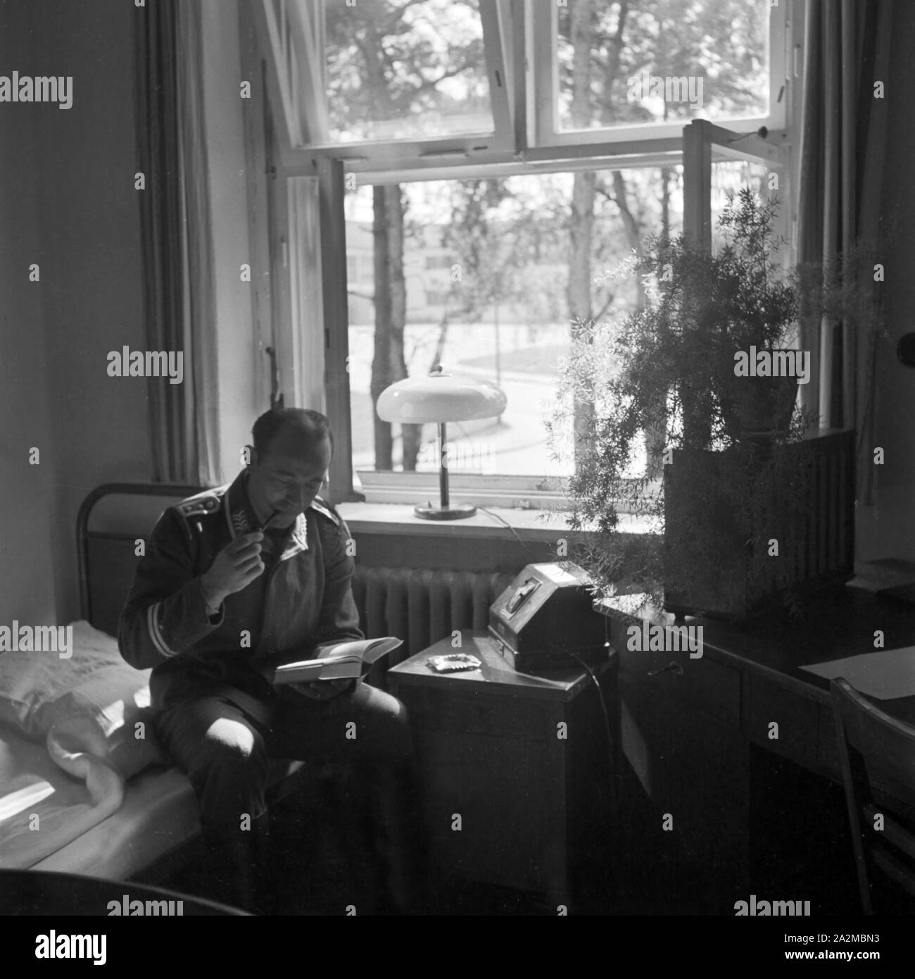 Original-Bildunterschrift: In den modernen Kasernen fühlt man sich wie Zuhause. Blick in das Zimmer eines Kompaniefeldwebels, Deutschland 1940er Jahre. At the modern barracks you feel like home. View into the room of a staff sergeant, Germany 1940s. Stock Photo