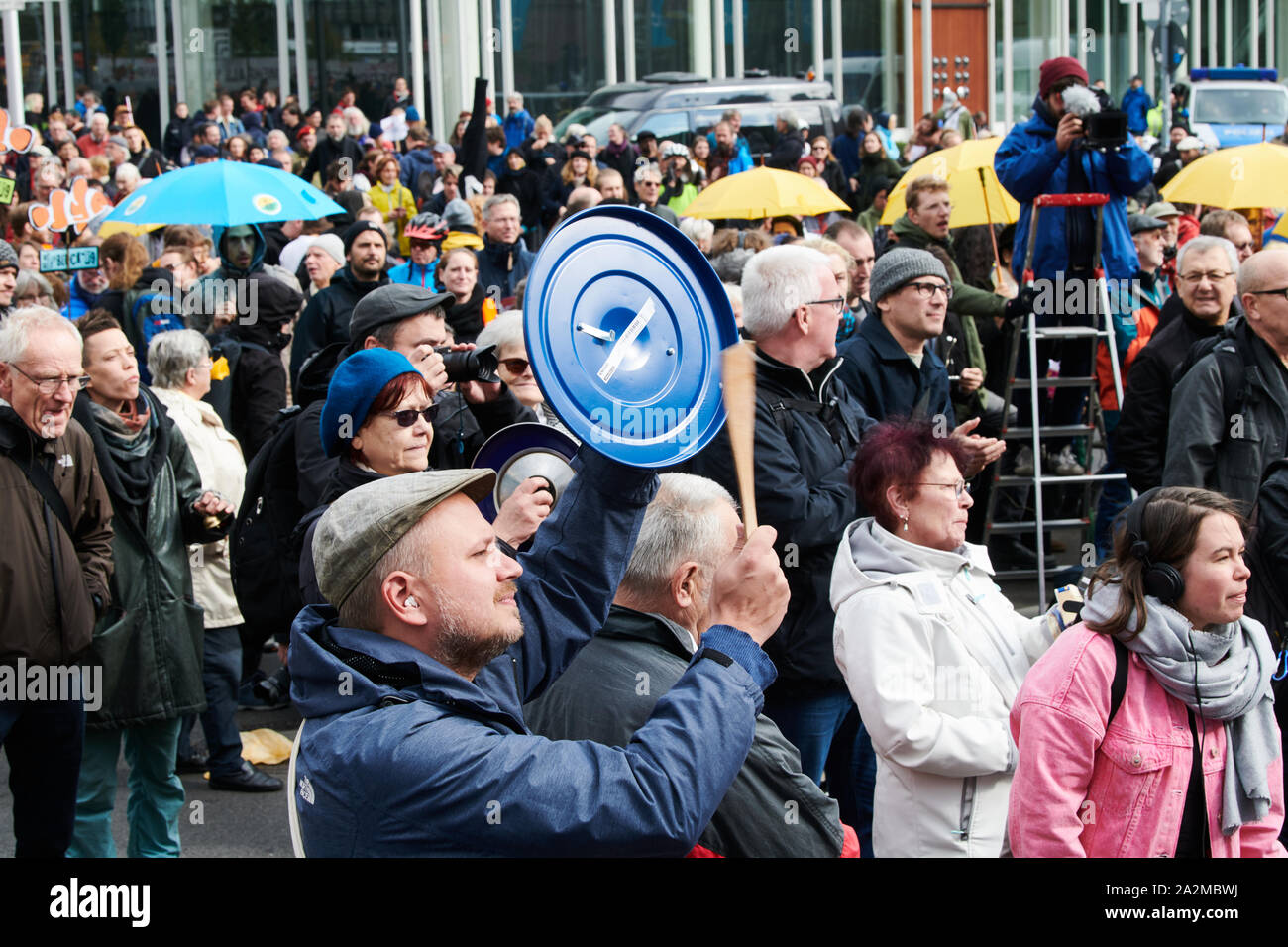 Berlin, Germany. 03rd Oct, 2019. A demonstrator generates noise by hitting a cooking pot lid with a cooking spoon. Several thousand people came to the demonstration against rising rents. Credit: Annette Riedl/dpa/Alamy Live News Stock Photo