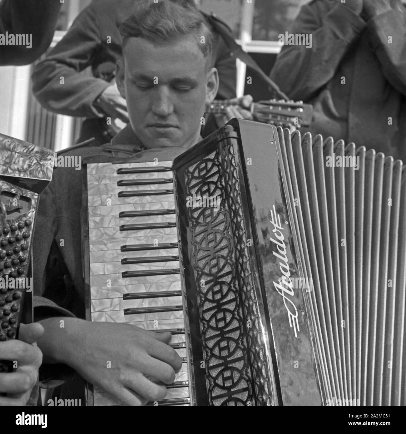 Original-Bildunterschrift: Soldat der Horst-Kapelle mit seinem Akkordeon, Deutschland 1940er Jahre. Soldier of the Horst combo with his accordion, Germany 1940s. Stock Photo