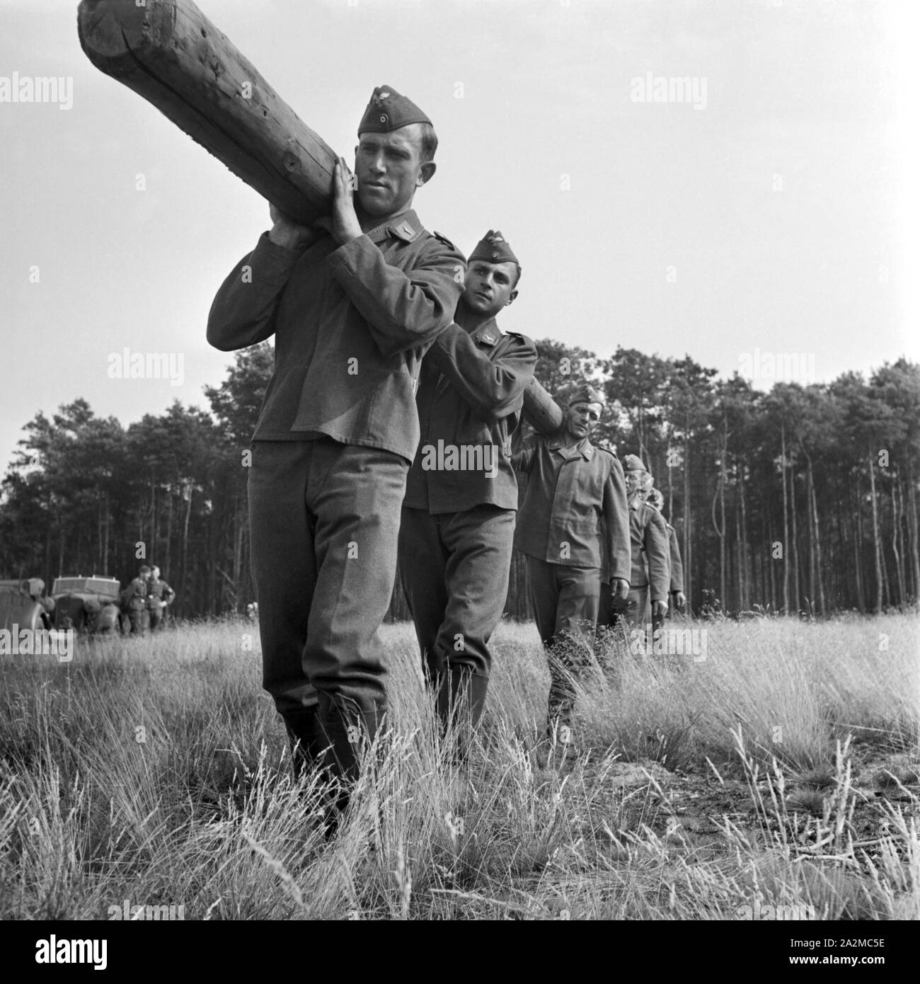 Original-Bildunterschrift: Soldaten beim Transport eines ...