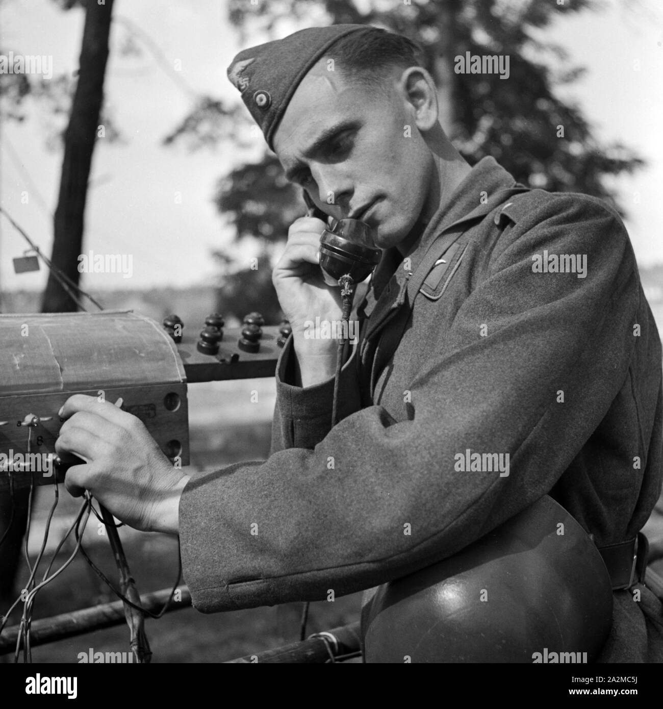 Original-Bildunterschrift: Soldat eines Fernsprechtrupps bei der Arbeit, Deutschland 1940er Jahre. Soldier of a telephone group at work, Germany 1940s. Stock Photo