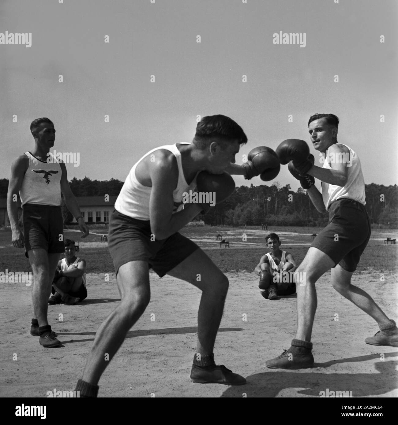 Original-Bildunterschrift: Boxen gehört zur Ausbildung jedes deutschen Soldaten, Deutschland 1940er Jahre. Boxing belongs to the militäry education of every German soldier, Germany 1940s. Stock Photo