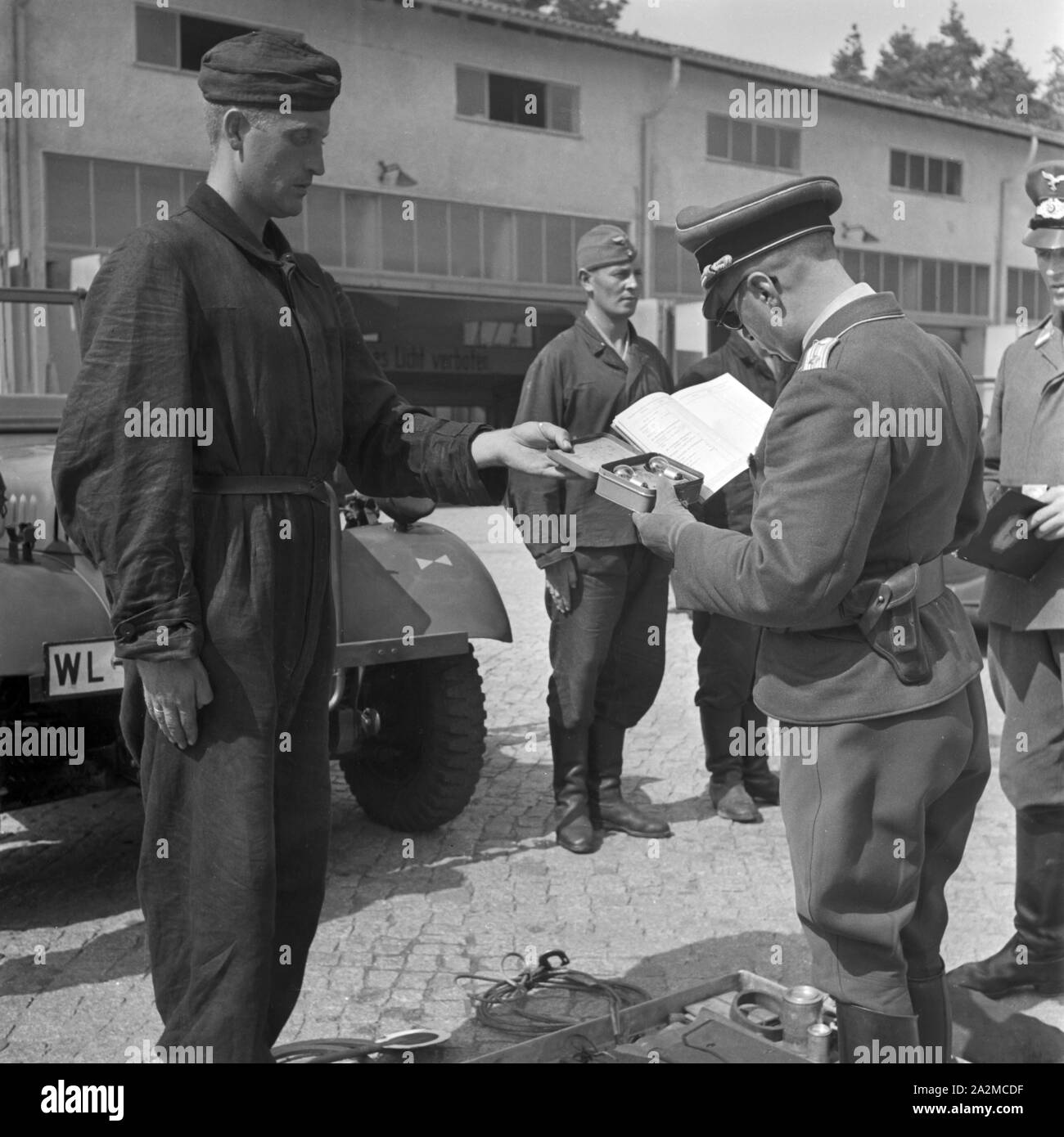 Original- Bildunterschrift: Beim Appell einer motorisierten Nachrichten Abteilung, Deutschland 1940er Jahre. Mustering at a motorized signal corps unit, Germany 1940s. Stock Photo