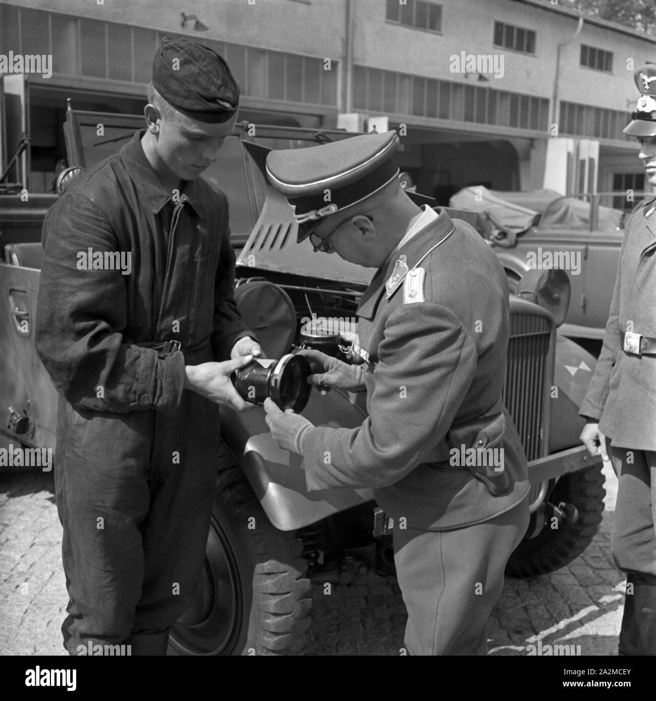 Original-Bildunterschrift: Ordnung muß sein - gründliche Prüfung der Fahrzeige bei einem Appell einer Nachrichten Abteilung, Deutschland 1940er Jahre. Exact examination of the vehicles of a signal corps unit, Germany 1940s. Stock Photo