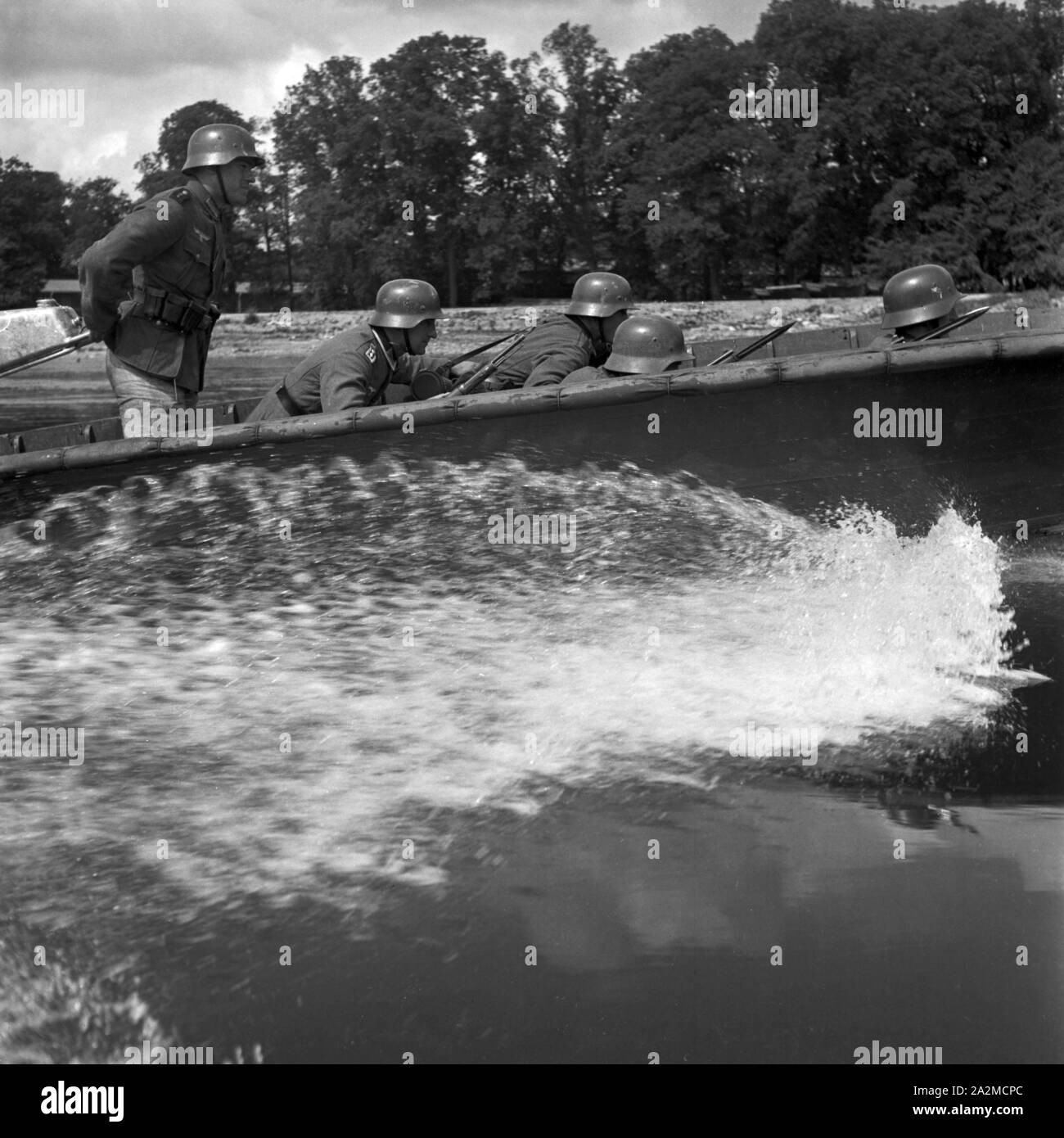 Original-Bildunterschrift: Sturmbootfahrer der Pioniere, Deutschland 1940er Jahre. Soldiers at an assault boat, Germany 1940s. Stock Photo