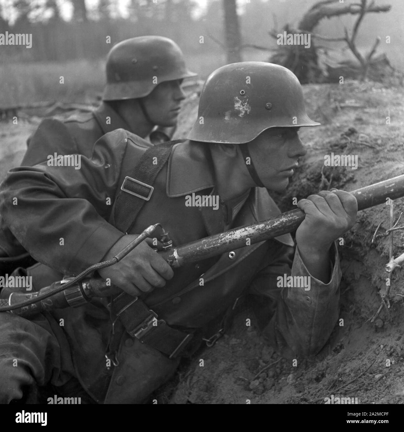 Original-Bildunterschrift: Flammenwerfer, Deutschland 1940er Jahre. Flamthrower, Germany 1940s. Stock Photo
