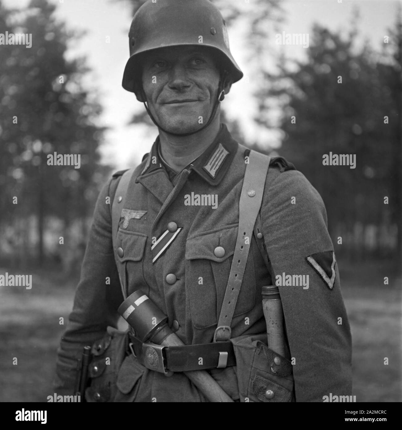 Original-Bildunterschrift: Sturmpionier aus den Kämpfen in Lothringen, Deutschland 1940er Jahre. Soldier of a military engineering unit from the battles of Lorraine, Germany 1940s. Stock Photo
